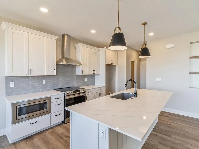 2103 Lacey Dr — Photo 3