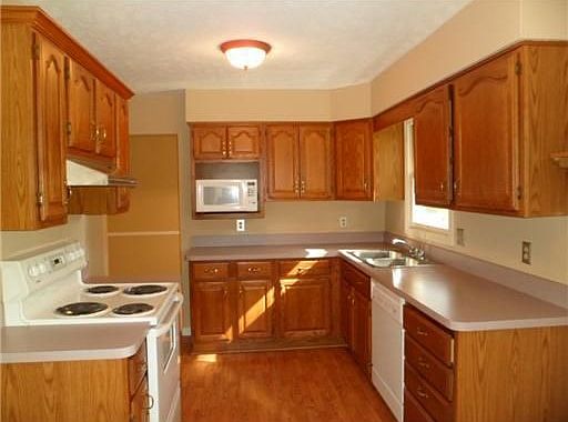 3rd image of 921 Deepwood Dr