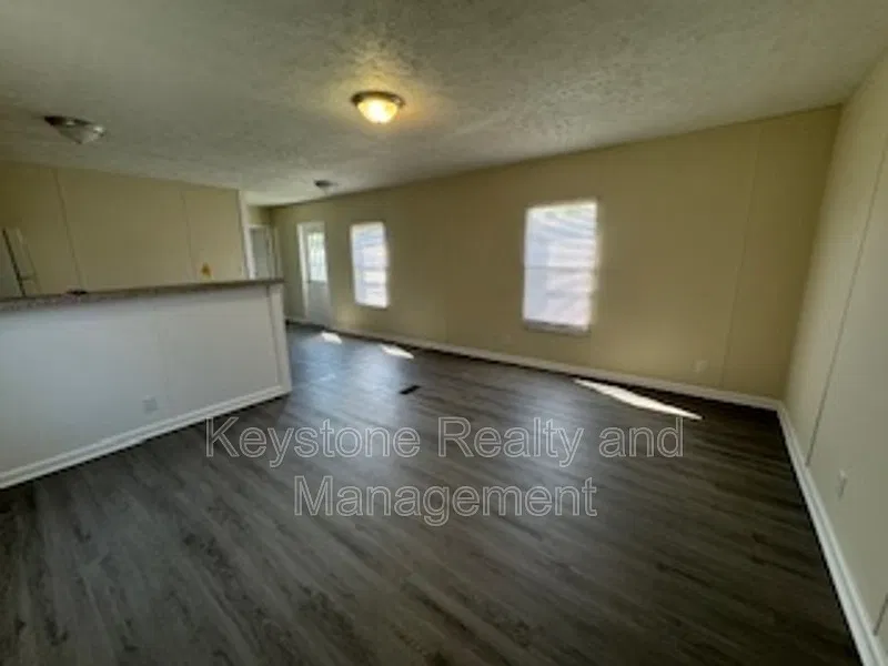 3 bed, 2.0 bath, 1120 sqft, $850 — Photo 2