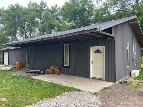 218 E 12th St, Uhrichsville, OH 44683