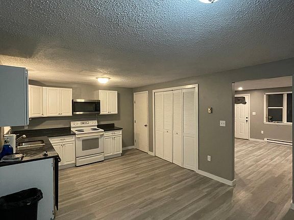 5th image of 631 Charlton St