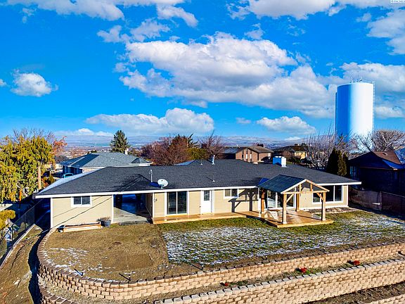 2nd image of 813 Skyline Dr