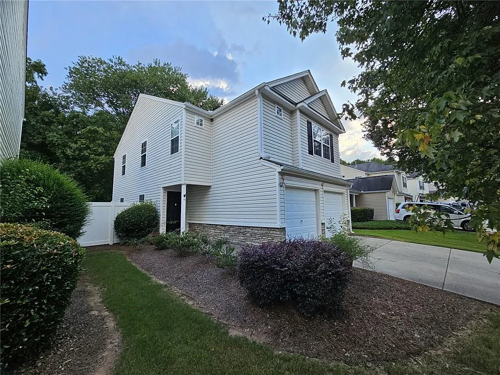 3 bed, 2.5 bath, 1865 sqft, $1,989 — Photo 2