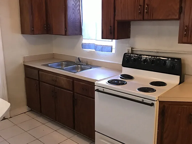 694 SW 7th Ter — Photo 10