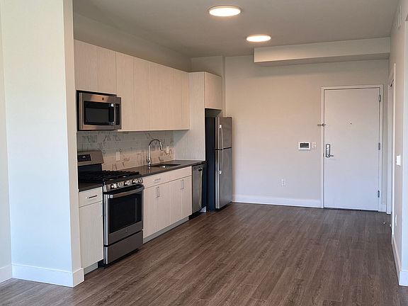 2nd image of 475 William St Unit 506
