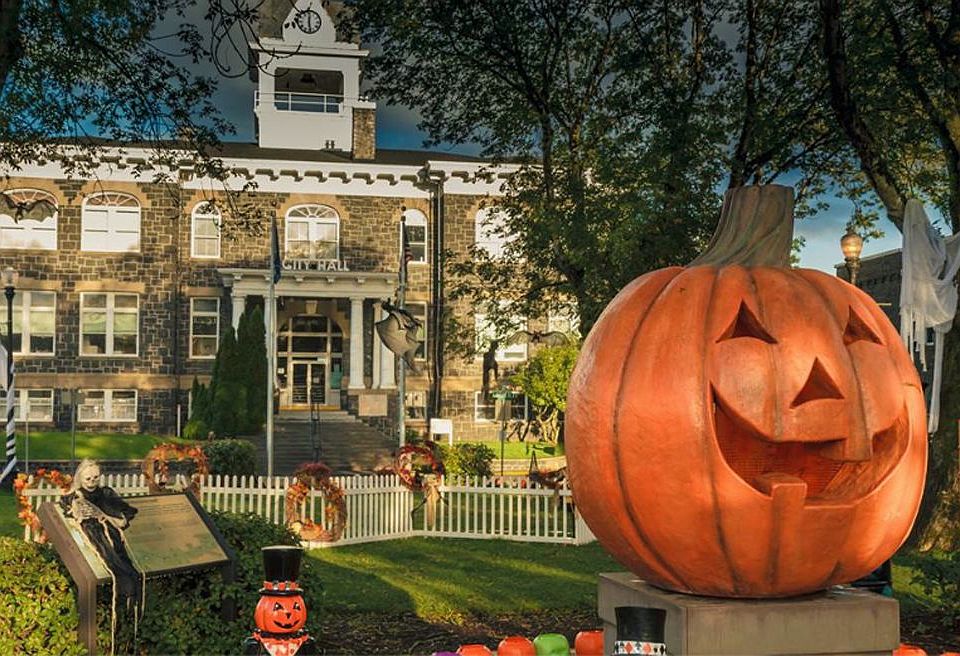 Fantastic Halloweentown festival a block away! Or just watch it unfold from your cliff top view!