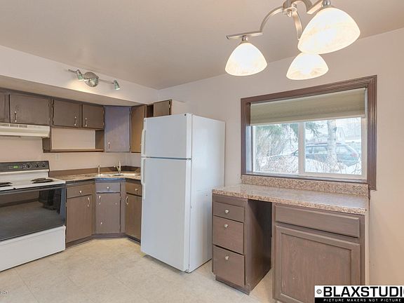 3rd image of 915 16th Ave