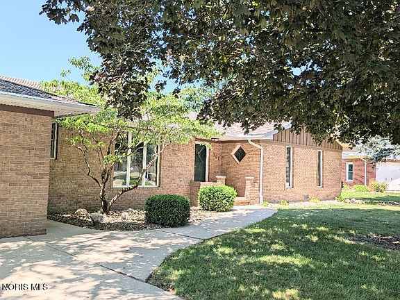 2nd image of 701 Hickory Ln