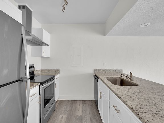 5th image of 3363 Camelot Dr #3363