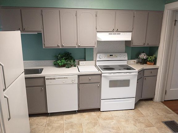Kitchen. New stainless steel appliances just added