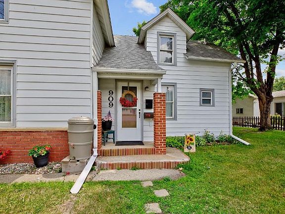 5th image of 909 7th Ave NW