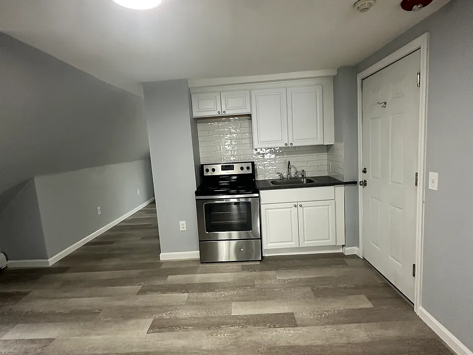 378 Center St #7