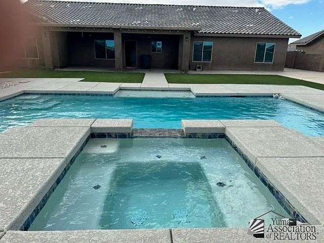 4 bed, 2.0 bath, 2500 sqft, $3,000 — Photo 3