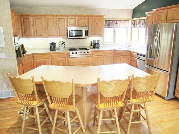 The fully equipped Kitchen offers an expansive island with breakfast bar seating, stainless steel ap