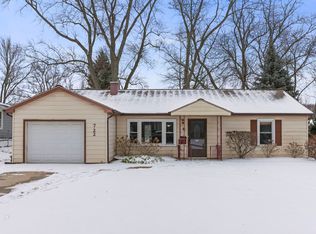 722 Countryside Dr, Wheaton, IL 60187