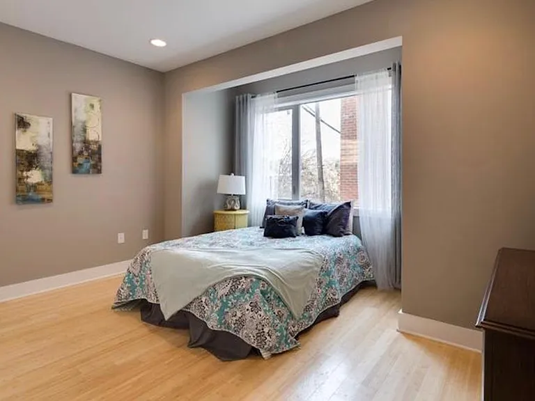West bedroom with window nook