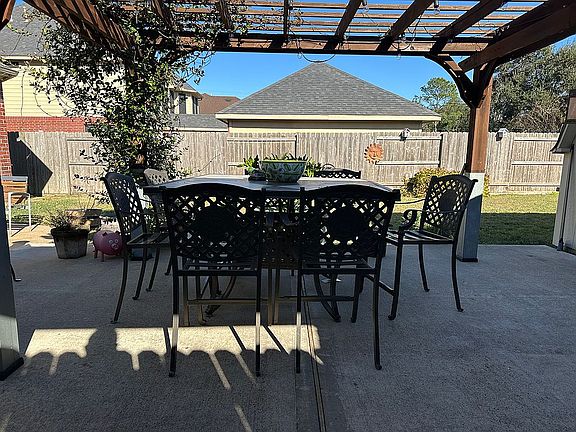 3rd image of 405 Pecan Grove Ln