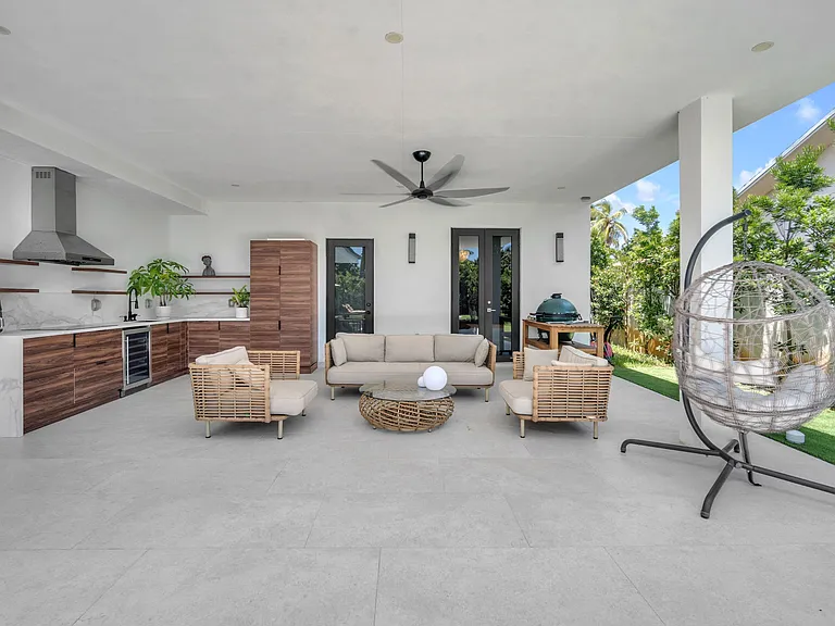 46 NE 162nd St — Photo 38