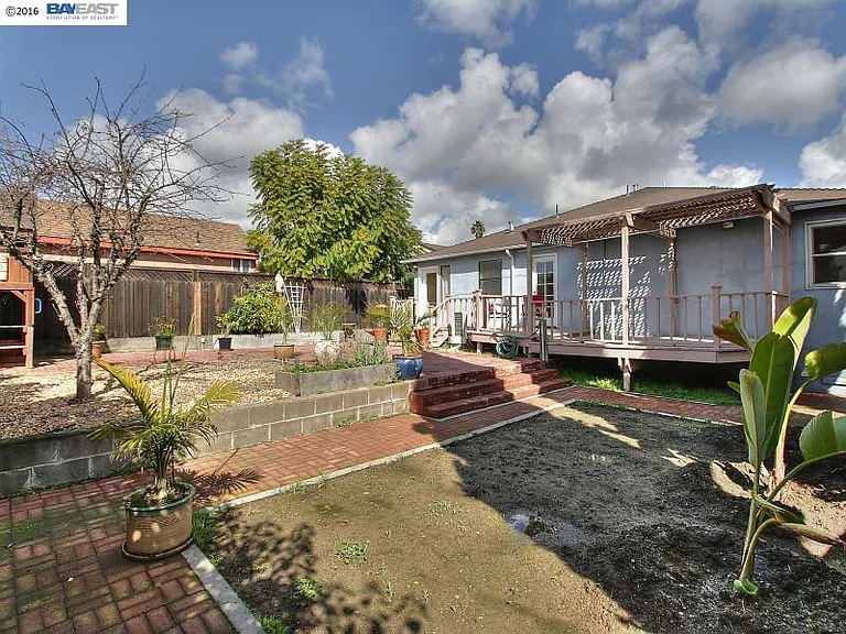 22215 Cameron St — Photo 22
