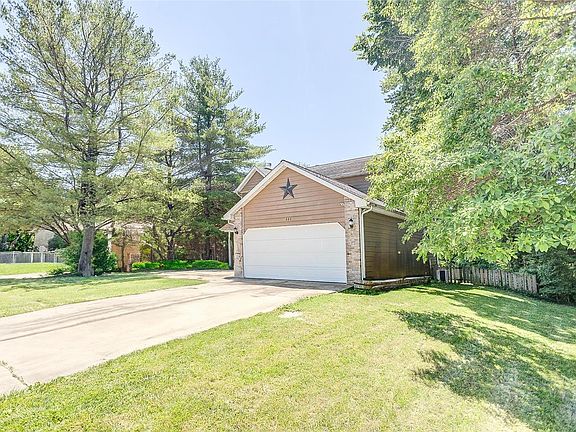 3rd image of 821 Robert Dr