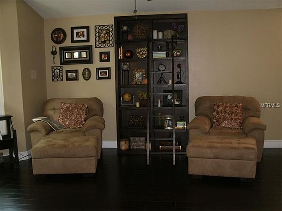 5th image of 937 N Lake Claire Cir