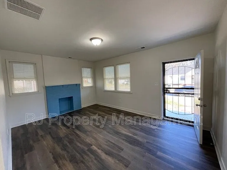 929 Birch St — Photo 3