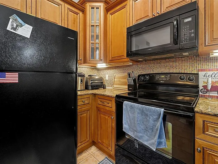 701 Mirror Lake Dr N #120 — Photo 11