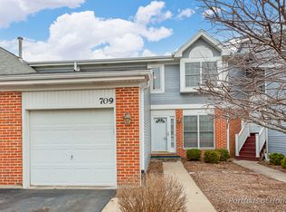 709 Daybreak Ln, Carol Stream, IL 60188