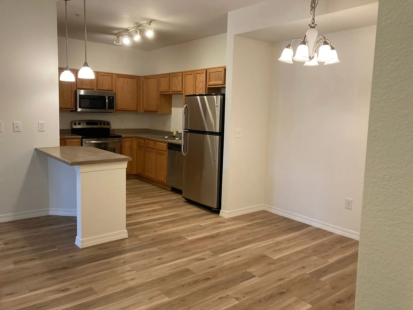 Stunning Modern 2 Bedroom Townhome — Photo 2