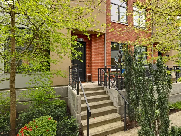 1718 NW Riverscape St, Portland, OR 97209