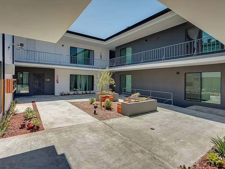 2827 S La Brea Ave #18 — Photo 13