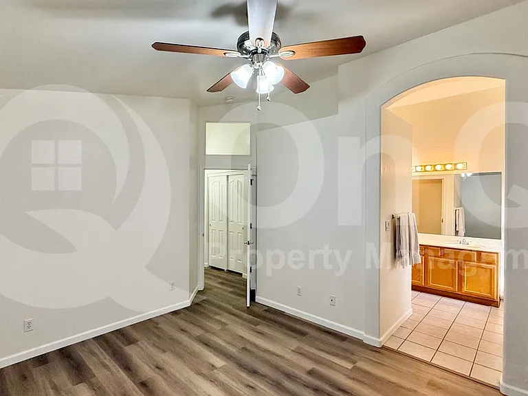 417 E Cantebria Dr — Photo 11