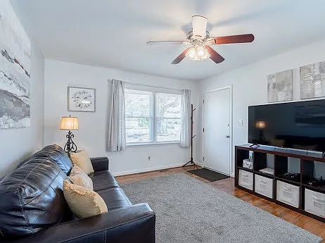 224 Adams St — Photo 9
