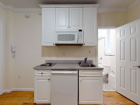 3rd image of 305 W 45th St APT 3K