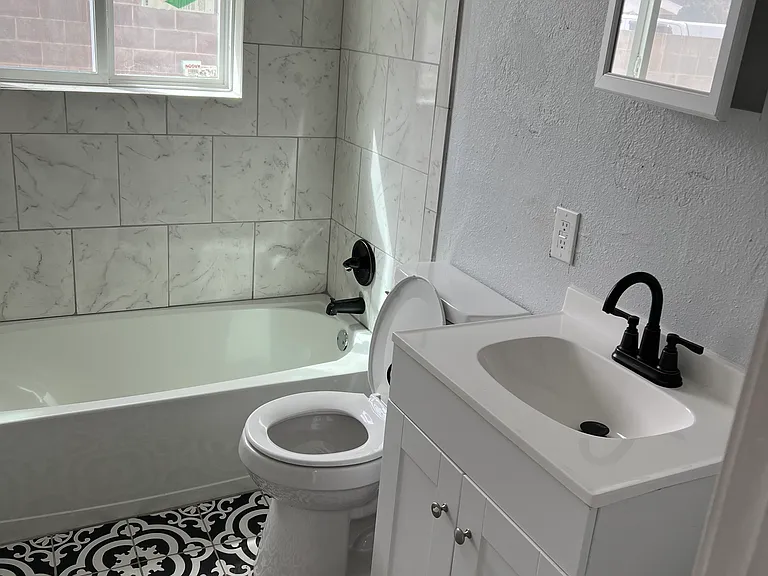 402 W 21st St — Photo 10
