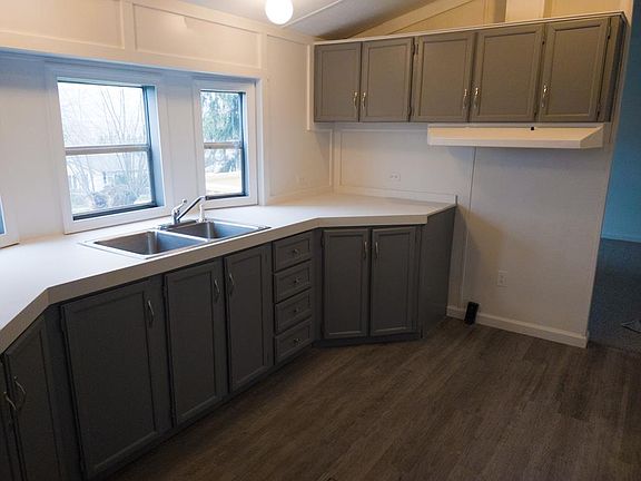 3rd image of 897 W 6th St