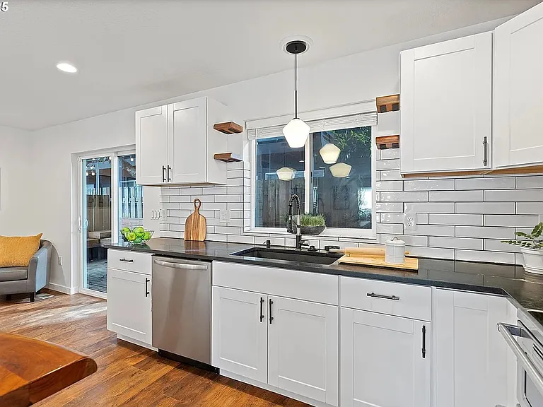 570 NE 55th Ave — Photo 10