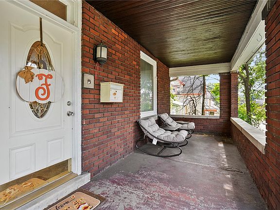 3rd image of 162 Oak St