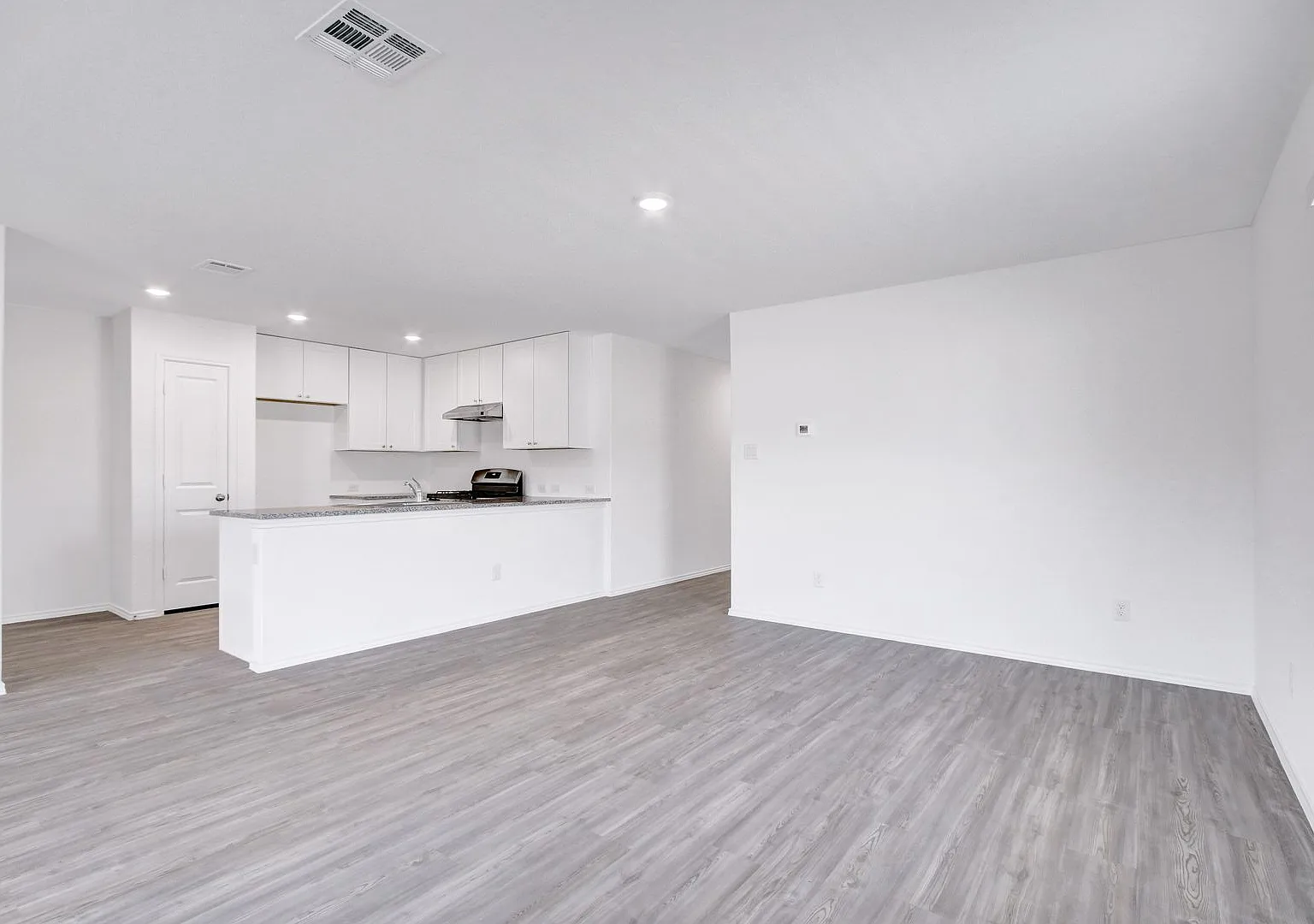 Modern 4-Bedroom Home with Prime Location and Efficient Features — Photo 2
