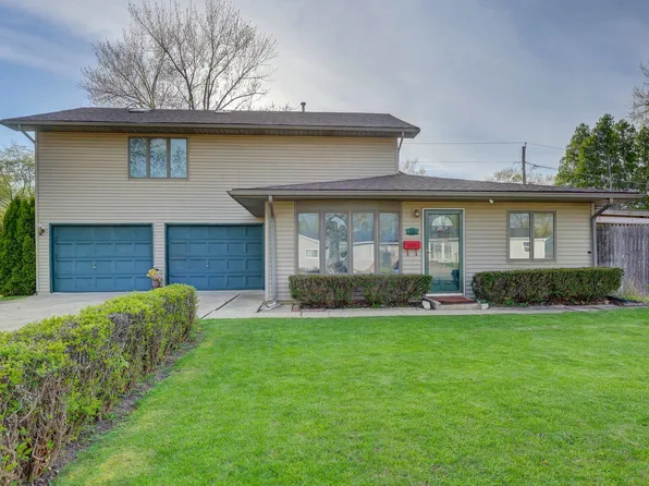 355 Larkdale Row, Wauconda, IL 60084