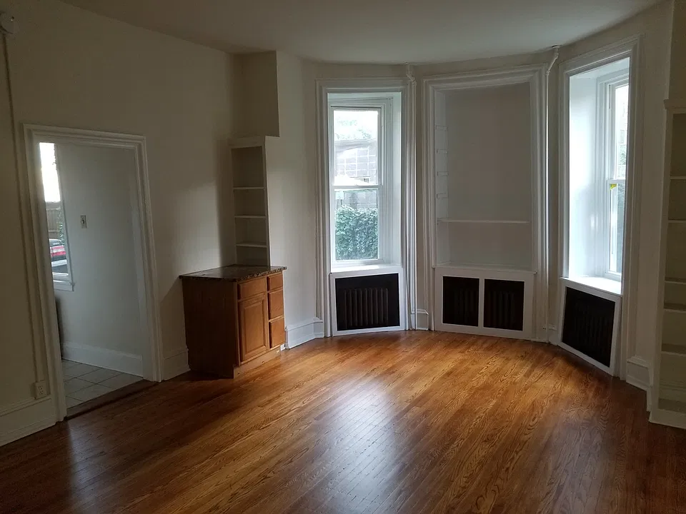 Living room. Showing the entrance to the kitchen.