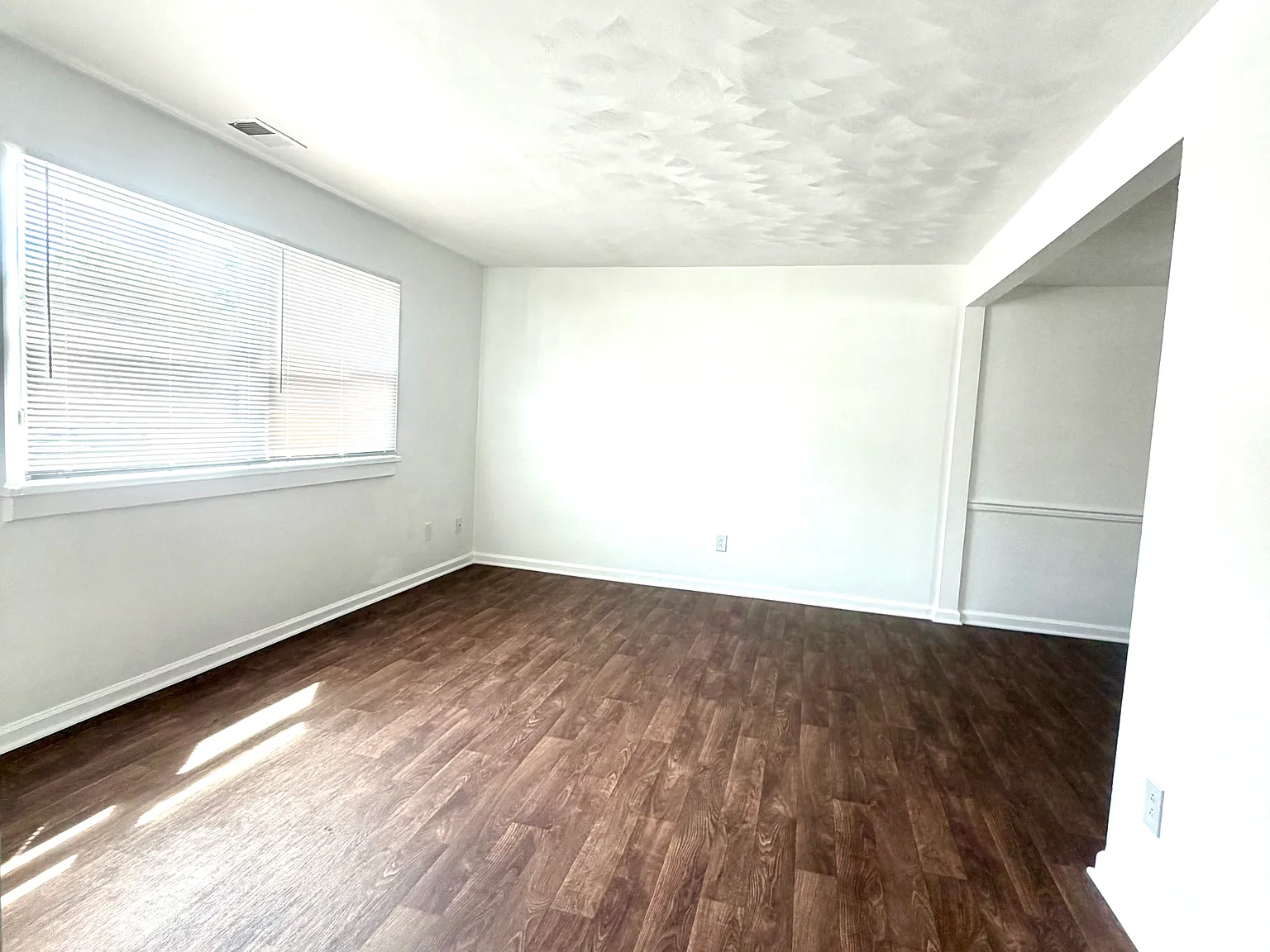 4 bed, 2.5 bath, 1408 sqft, $1,900 — Photo 2