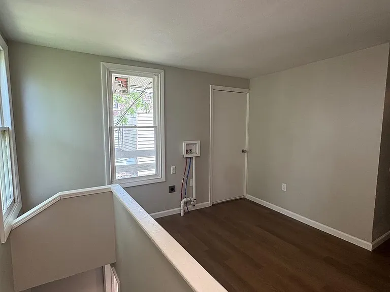 231 Roosevelt Ave — Photo 10