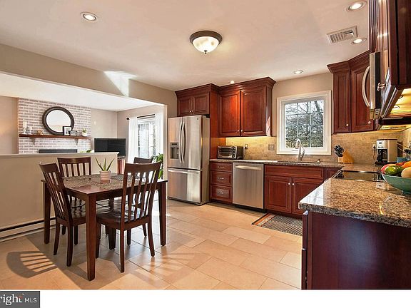 3rd image of 212 Wren Ct