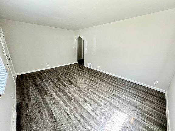 3rd image of 1052 Rosemont Ave