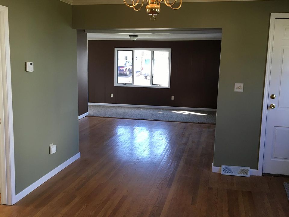 BIG LIVING ROOM AND DININGROOM VIEW LOOKING FWD