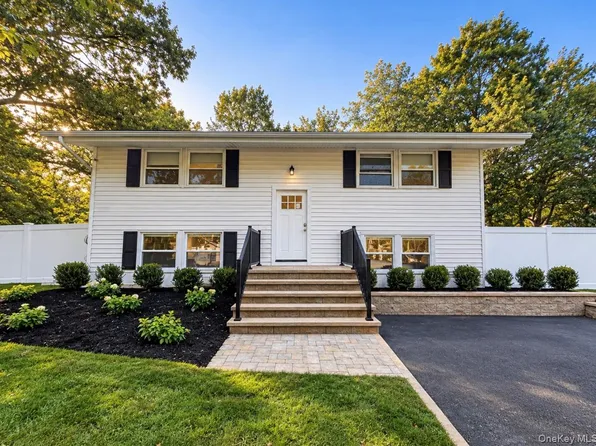 26 Cabin Ln, East Setauket, NY 11733