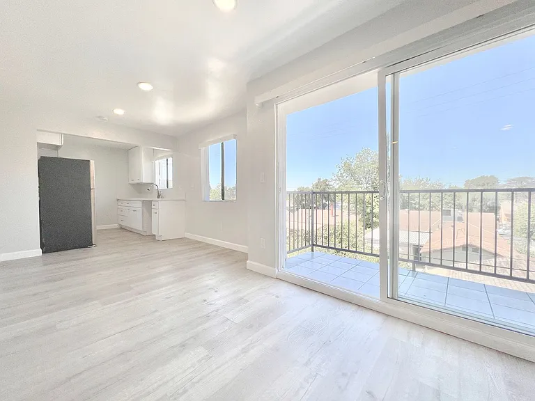 7437 Haskell Avenue — Photo 4