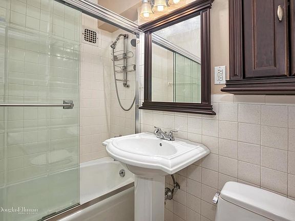 4th image of 225 E 36th St APT 4K