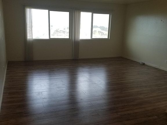 5th image of 636 Commercial Ave